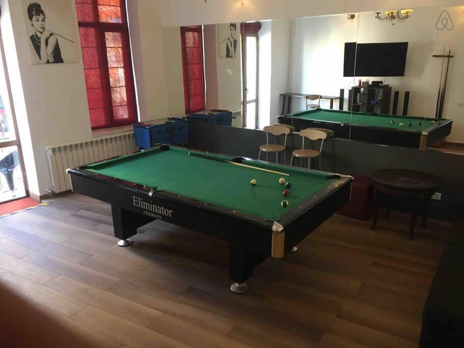 The Castle Of Piata Romana Hostel Bucureşti Ngoại thất bức ảnh