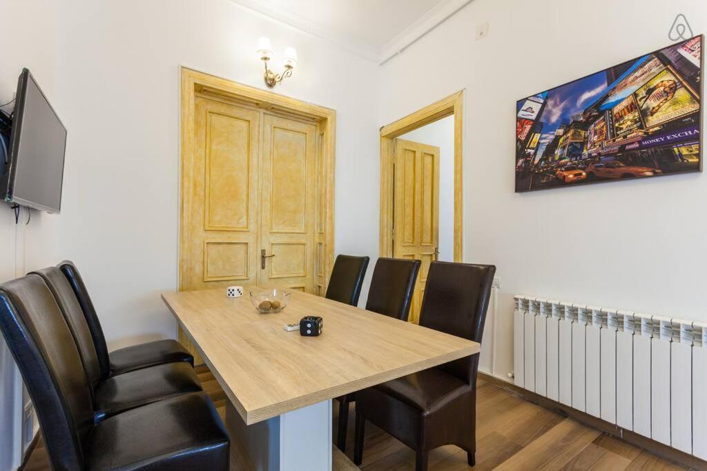 The Castle Of Piata Romana Hostel Bucureşti Ngoại thất bức ảnh