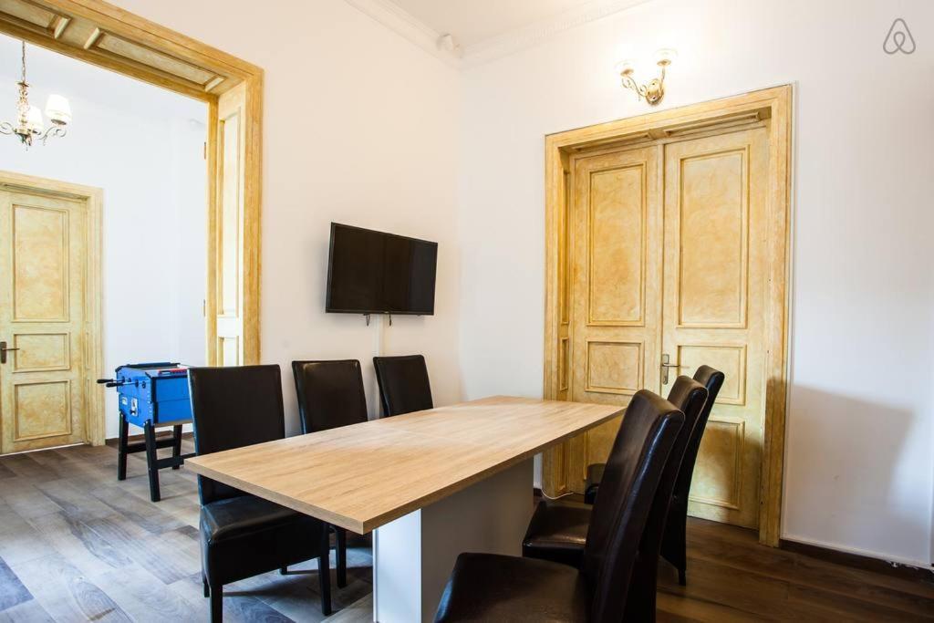 The Castle Of Piata Romana Hostel Bucureşti Ngoại thất bức ảnh