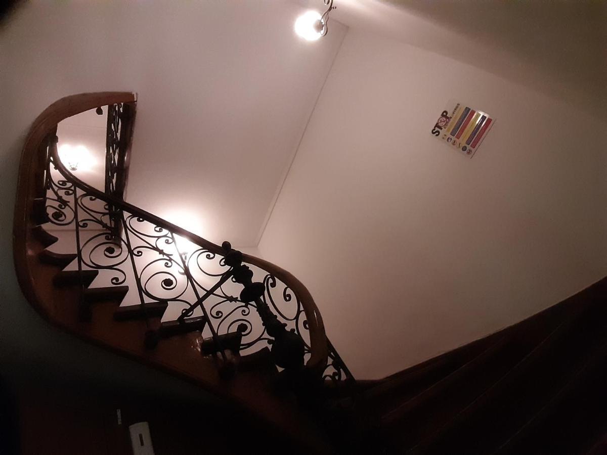 The Castle Of Piata Romana Hostel Bucureşti Ngoại thất bức ảnh