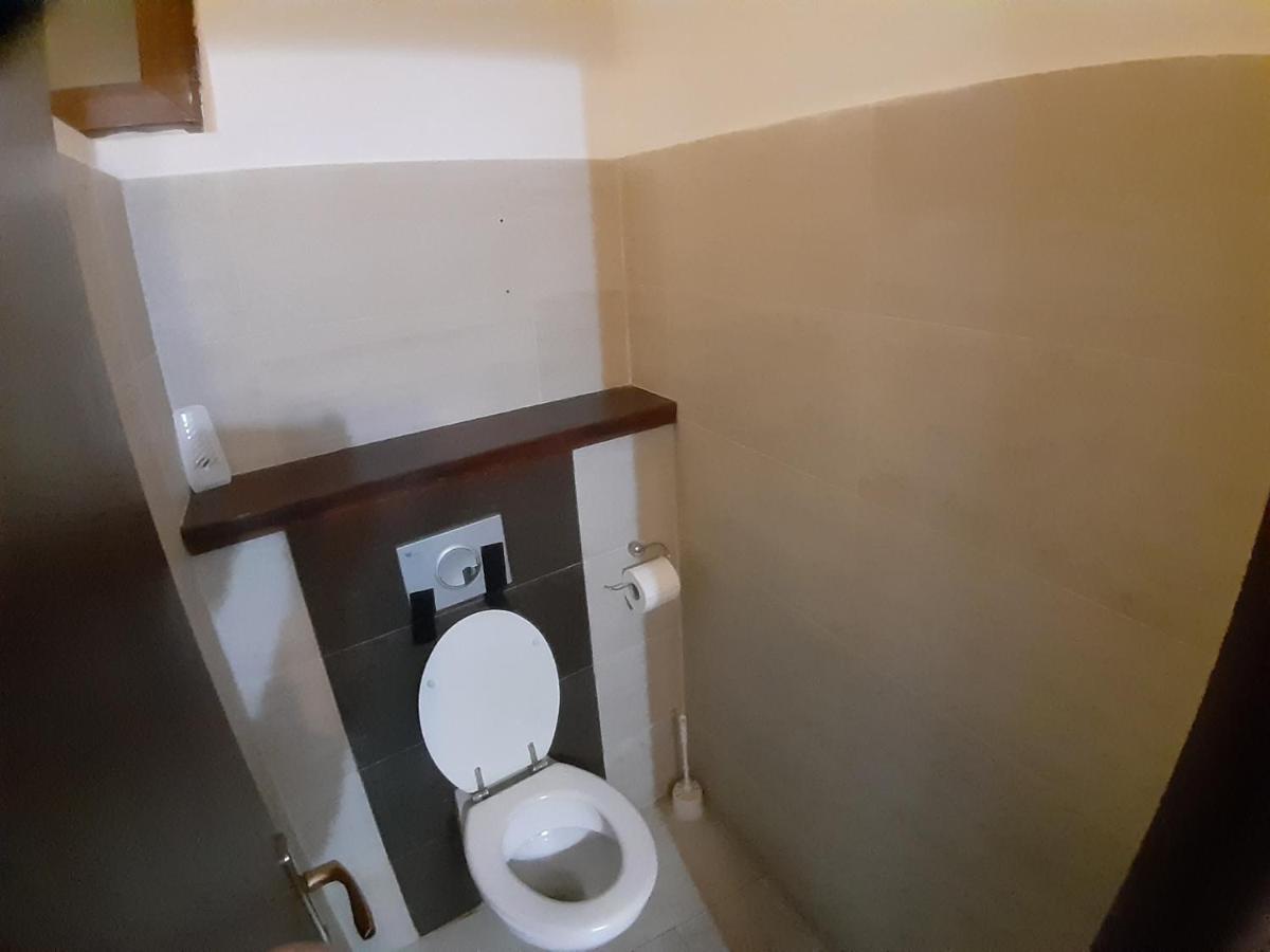 The Castle Of Piata Romana Hostel Bucureşti Ngoại thất bức ảnh
