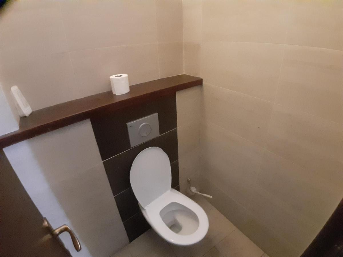 The Castle Of Piata Romana Hostel Bucureşti Ngoại thất bức ảnh