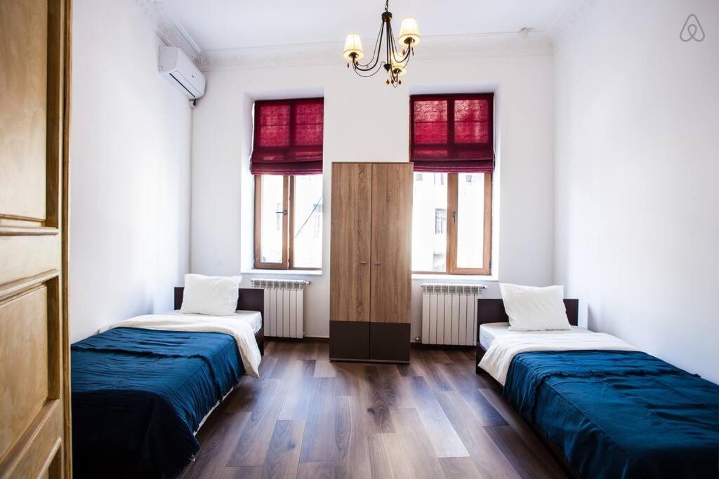The Castle Of Piata Romana Hostel Bucureşti Ngoại thất bức ảnh