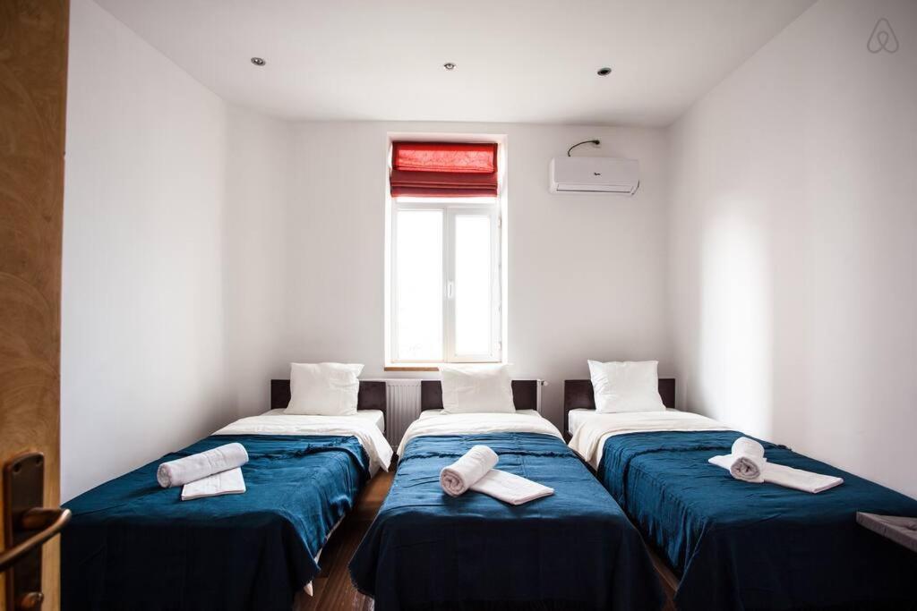 The Castle Of Piata Romana Hostel Bucureşti Ngoại thất bức ảnh